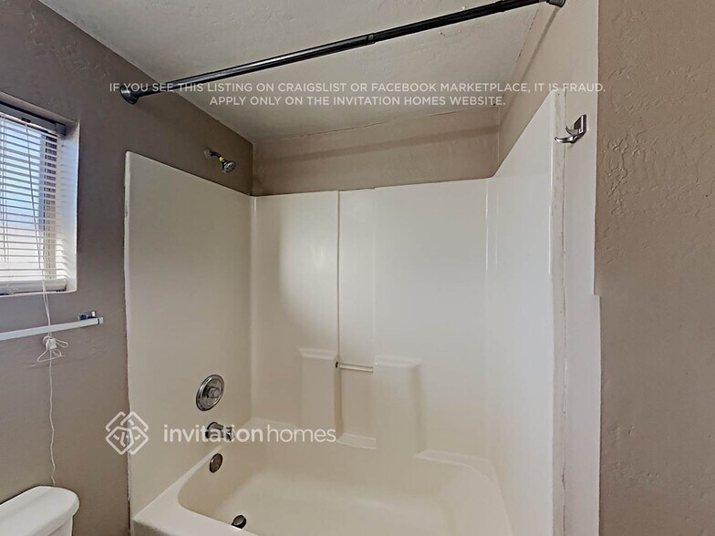 Building Photo - 1811 E Clarendon Ave