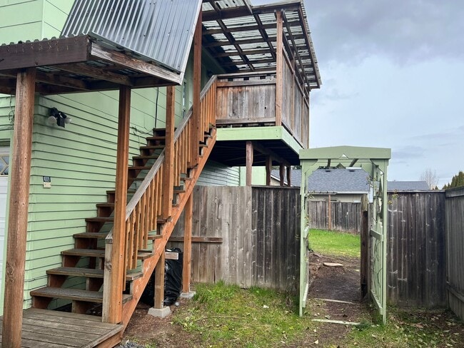 Building Photo - Upstairs 1 bedroom apartment with garage!