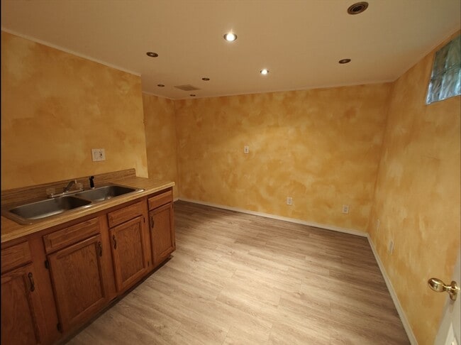 Building Photo - 548 Worcester St