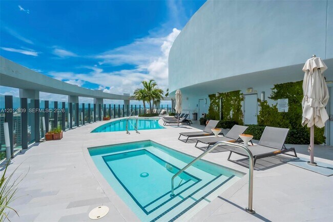 Building Photo - 2831 S Bayshore Dr