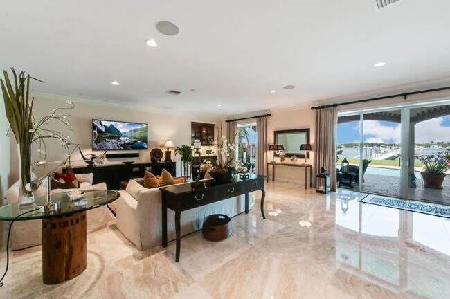 Building Photo - 825 Marbella Ln