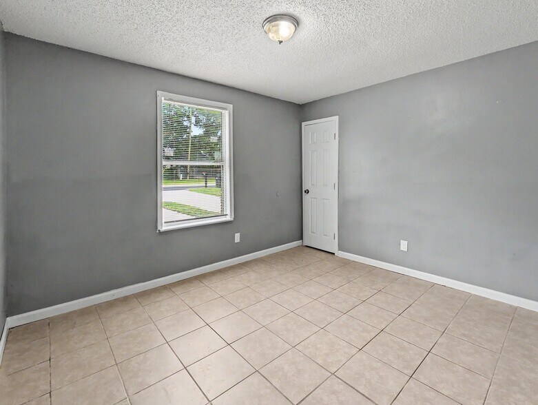 Building Photo - 1007 Winton Ave