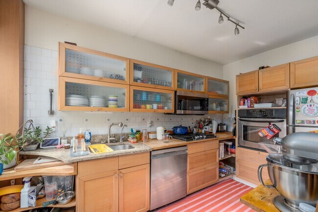 Building Photo - Oakenshawe 5-Bedroom, 2-Bathroom Home Close to Johns Hopkins