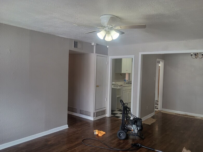Building Photo - Room in Single Family Home on Nash Blvd
