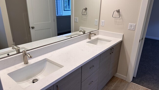 Building Photo - 123 9th Ave