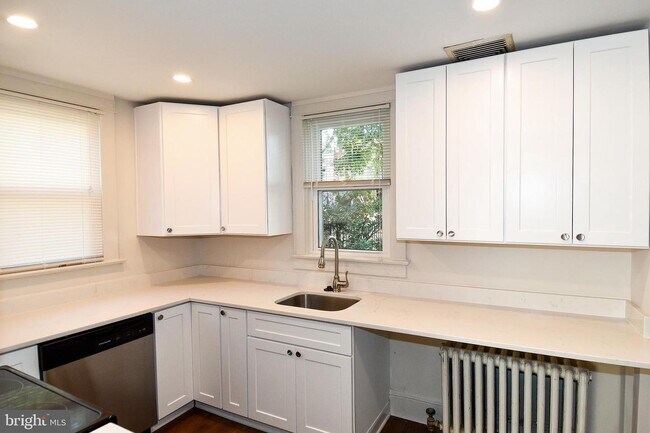 Building Photo - 633 24th St S