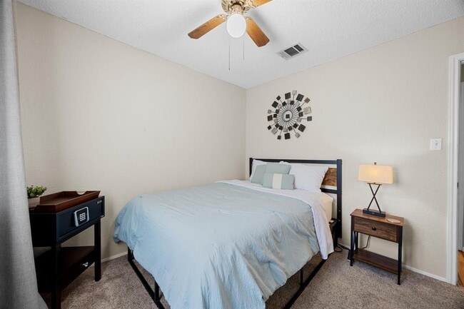 Building Photo - 1111 Fairlawn Cove