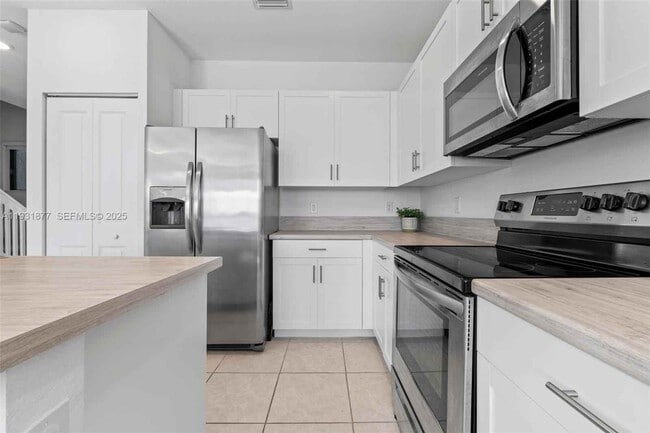 Building Photo - 20544 NE 5th Pl