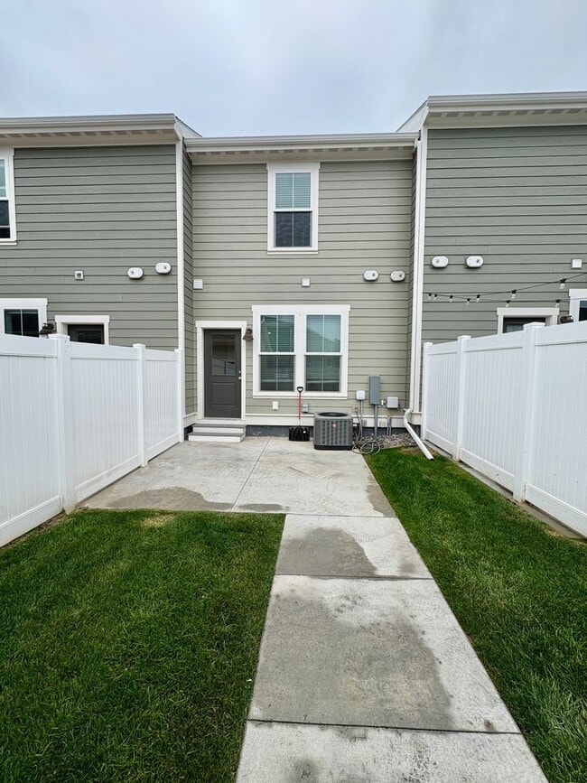 Building Photo - 2 Bedroom 2.5 Bathroom Duplex in the Annafeld Subdivision