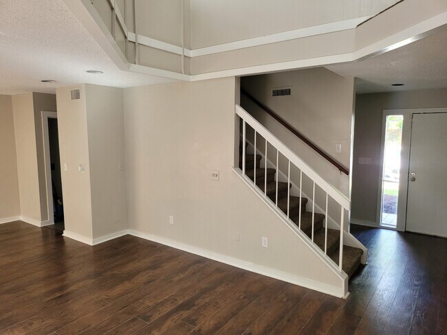 Building Photo - 361 Hickory Hill Dr