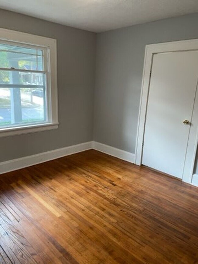 Building Photo - 2 Bed 1 Bath House-PRE LEASING Available N...