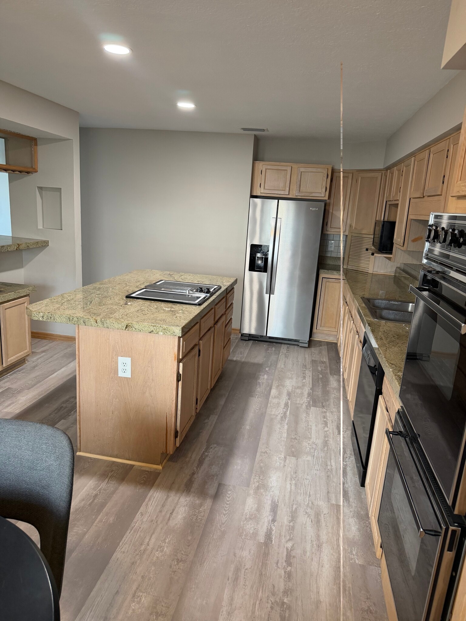 Gourmet kitchen double oven - 2590 Sykes Creek Dr