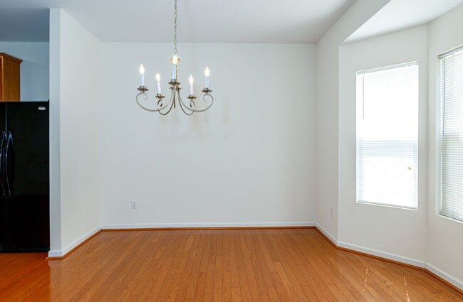 Building Photo - Maintenance-Free beautiful  3 bedroom 2.5 bath townhouse in Burlington