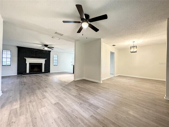 Building Photo - 722 W Alamo Dr