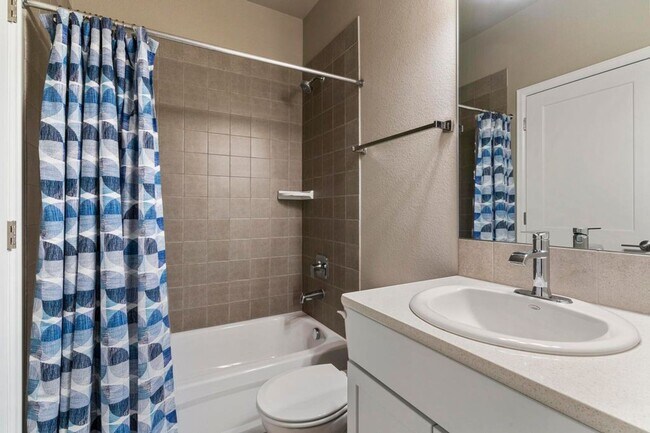 Building Photo - Luxury Townhouse, Minutes from Downtown