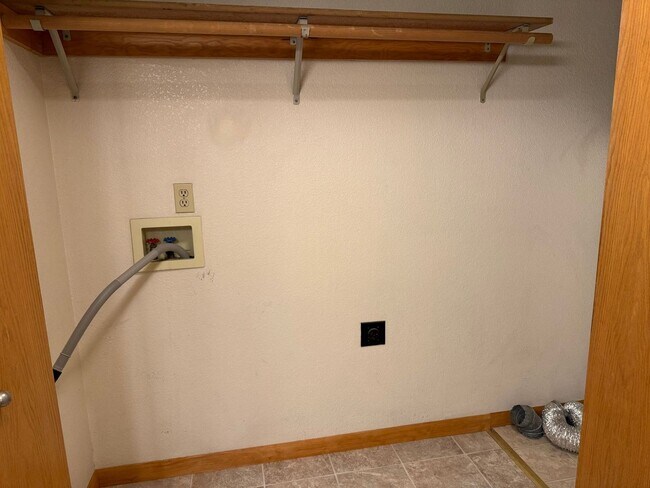 Building Photo - NE Bend Single Level 3 Bedroom / 2 Bathroom