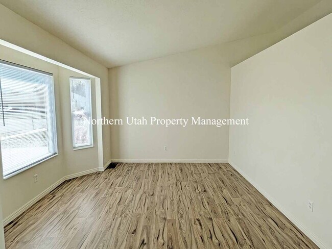 Building Photo - Updated 4 Bed, 2 Bath SFH