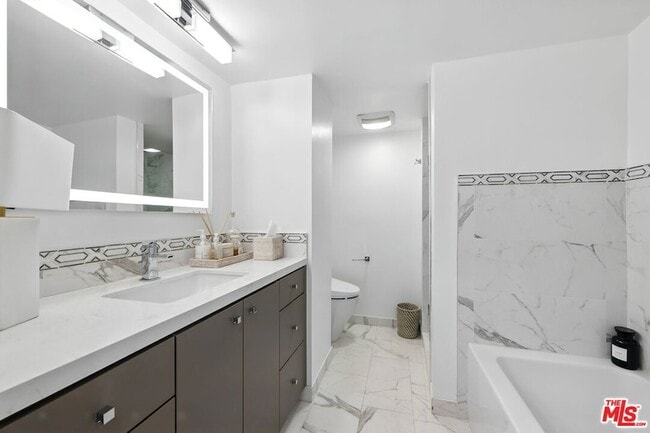 Building Photo - 838 N Doheny Dr
