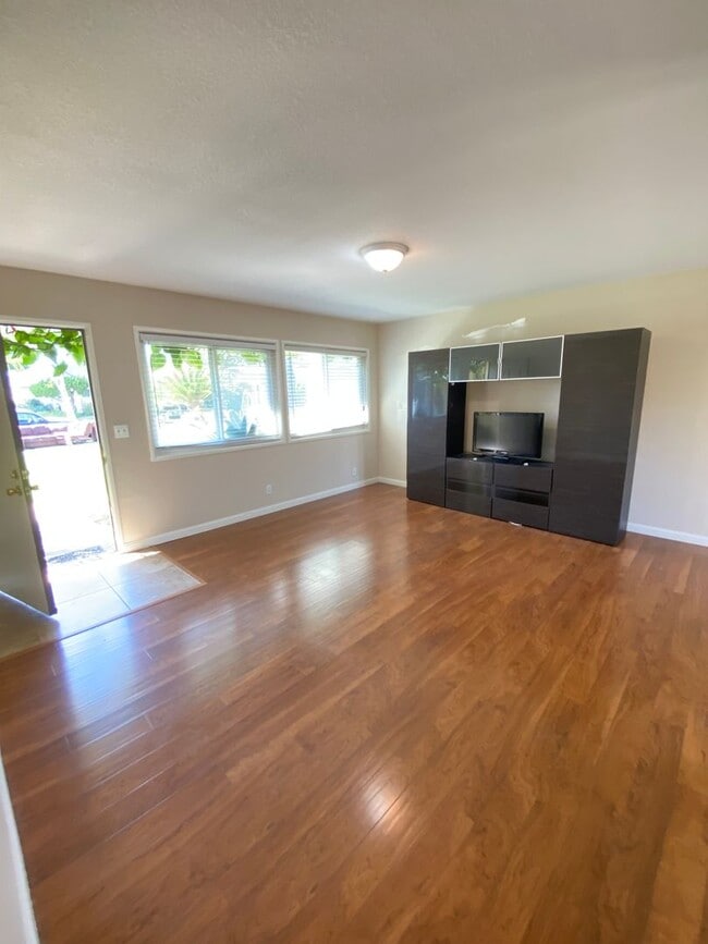 Building Photo - Remodeled 3 Bedroom Lakewood House For Rent-Ready For Move-in ASAP!