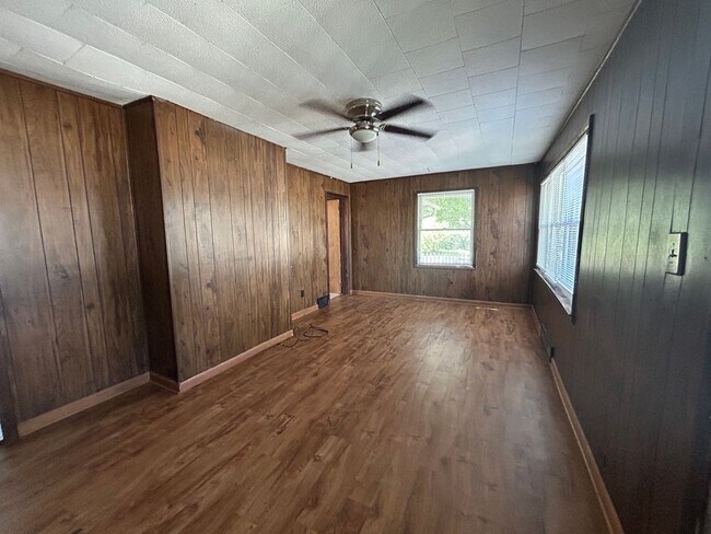 Building Photo - 2 Bedroom House-Available Now!