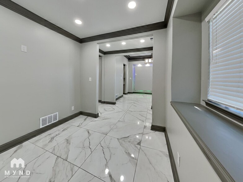 Building Photo - 5373 Solitaire Way