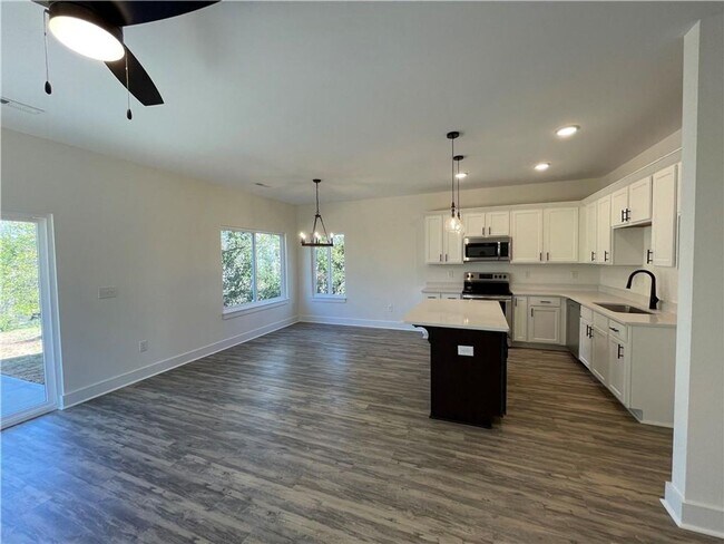 Building Photo - Single Family Home in Seneca!