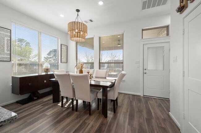 Building Photo - 9871 Twin Shores Dr