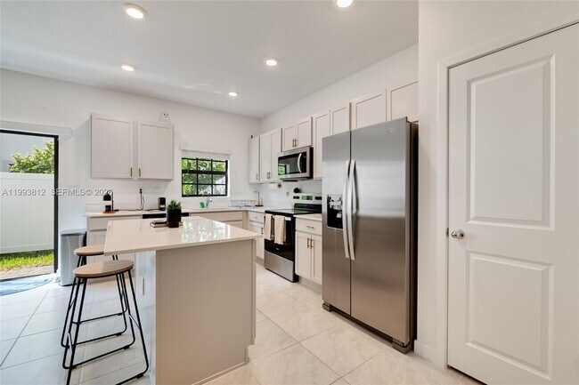 Building Photo - 834 SW 11th Ter