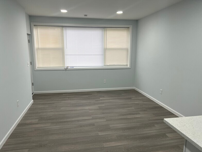 Building Photo - 1806 67th Ave