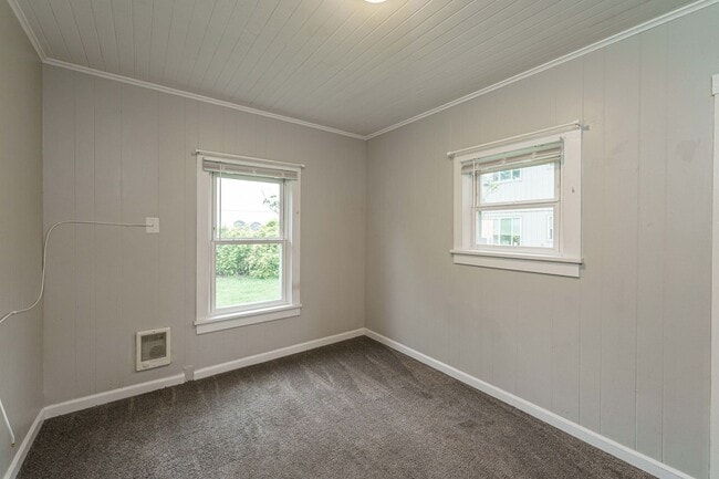 Building Photo - 2 Bedroom 1 Bath SIngle Family Home With L...