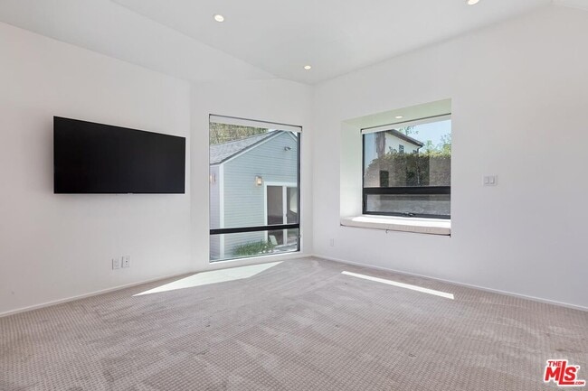 Building Photo - 723 N Mansfield Ave