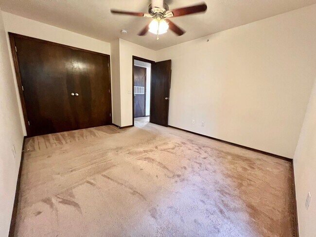 Building Photo - ?Cute Upstairs Condo Near Quail Springs Ma...