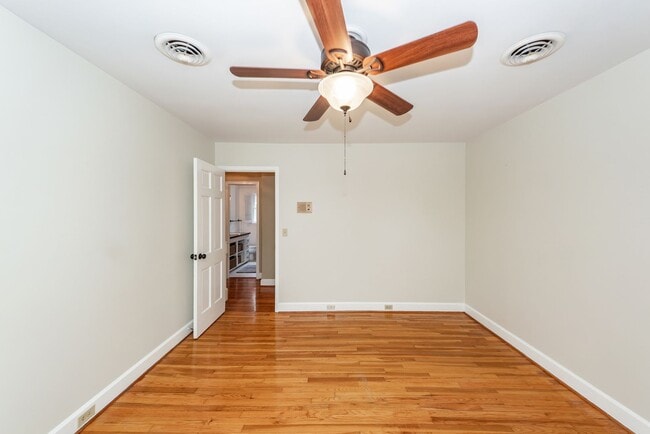 Building Photo - 6 Bedroom, 2.5 Bath House in Drayton on th...