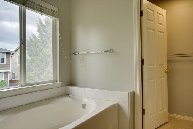 Building Photo - Price reduction-Lakeland Hills 2 Story