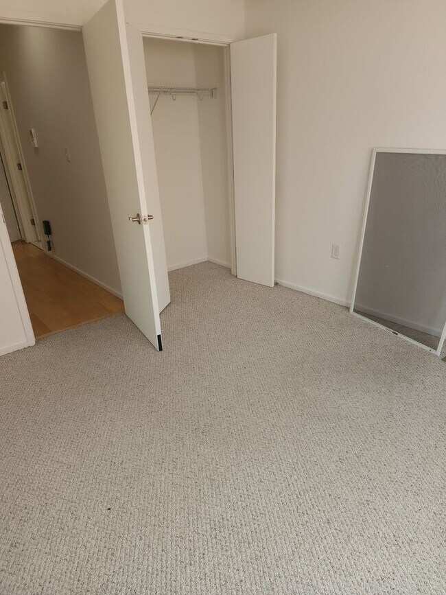 Building Photo - 4 E Henrietta St
