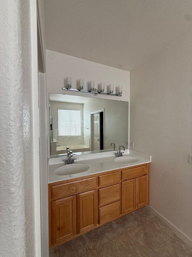 Building Photo - 3 Bed| 2 Bath | 1660 SF | Single Story | Tenant pays $175 monthly for WS&G