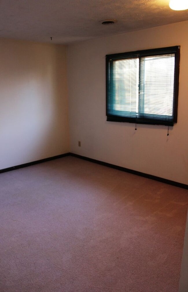 Building Photo - $300 OFF OCTOBER RENT! Spacious home in Ea...