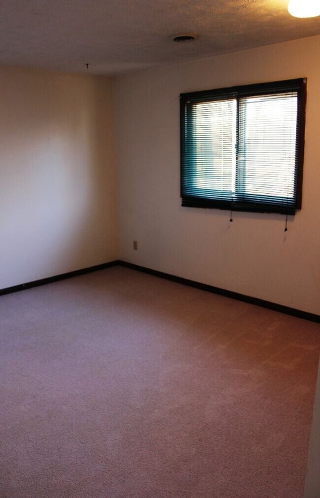Building Photo - Spacious home in East Manhattan!