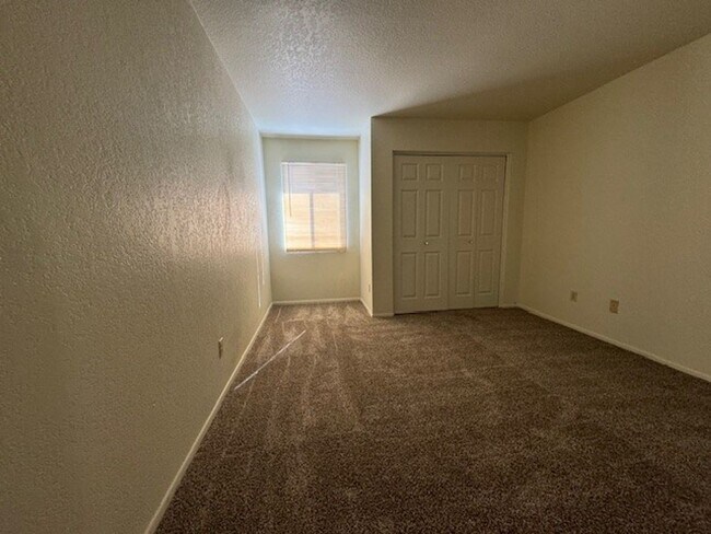 Building Photo - 2BR Condo w/Marina and Dock-Gated Waterfro...