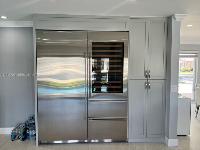 Building Photo - 5510 Bayview Dr