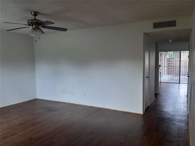 Building Photo - 824 Town Cir