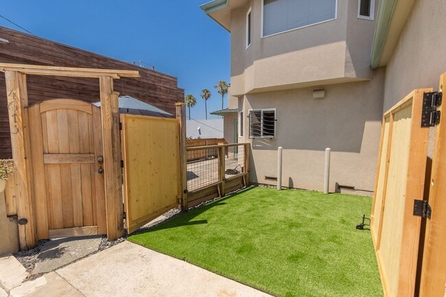 Building Photo - Contemporary 3 Bedroom/2 Bath Home With Oc...