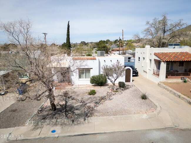 Building Photo - 1211 Mesita Dr