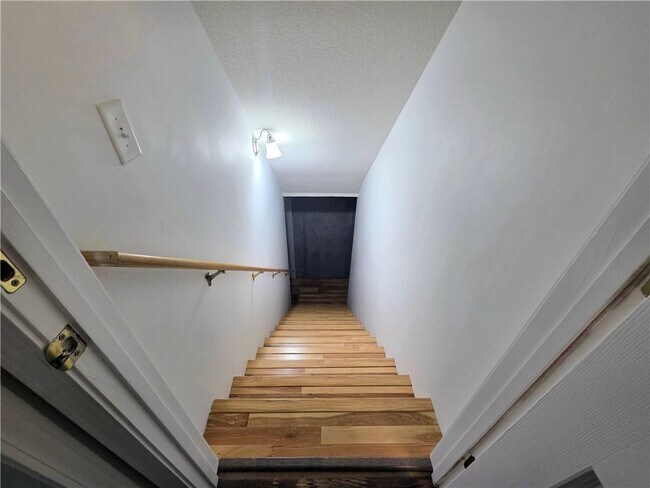 Building Photo - 3060 Glen Wallace Dr