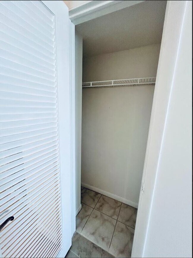 Building Photo - Large Updated 1 Bedroom 1.5 Bath Condo - S...