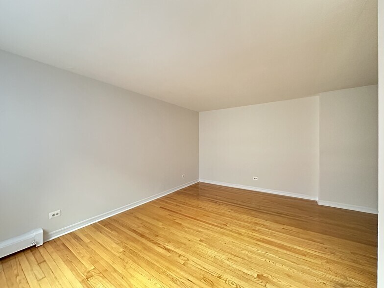 Building Photo - 6830 N Sheridan Rd