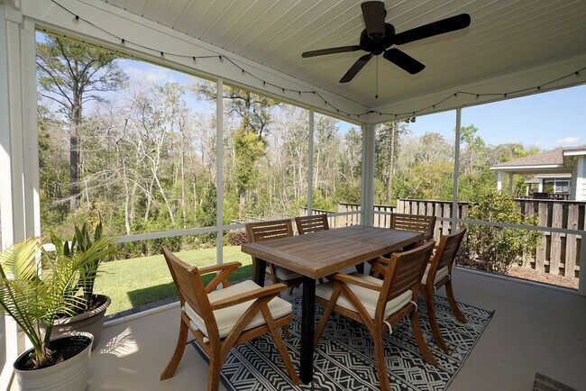 Building Photo - Central Freeport Location with Community Pool