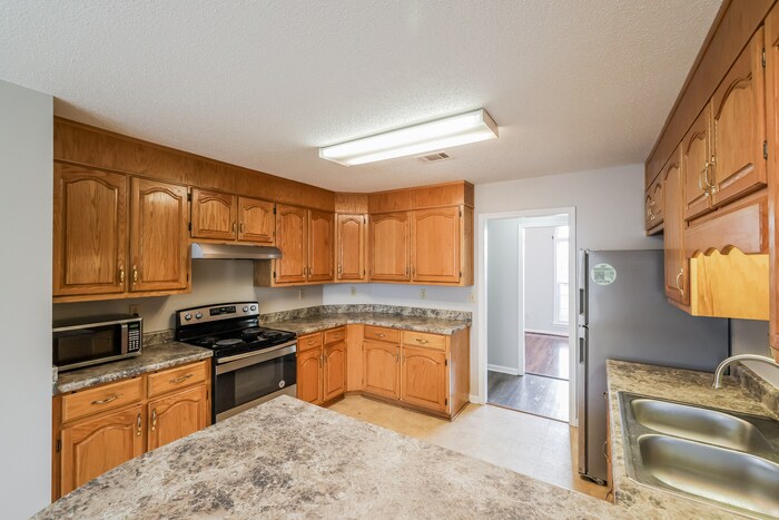 Building Photo - 8747 Rolling Hills Dr