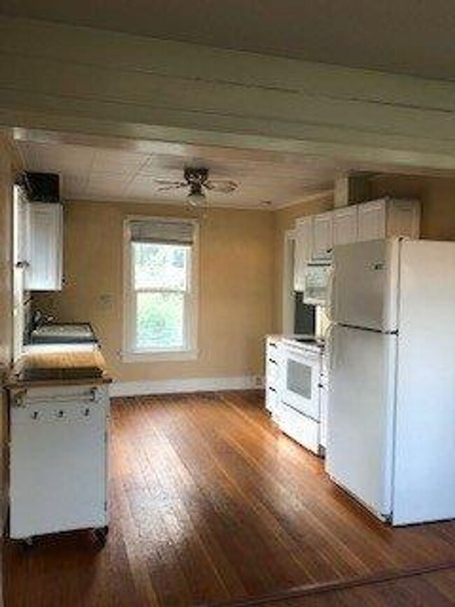 Building Photo - Charming two bedroom house in Vancouver wi...