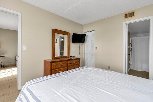 Building Photo - 6715 W 26th Dr